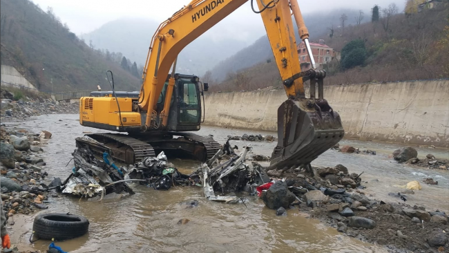Giresun'daki selde kaybolan iki araç Aksu Deresi'nden çıktı